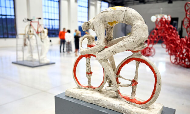 Kolo jako fenomén: Výstava v trutnovské galerii EPO1 propojuje cyklistiku a umění