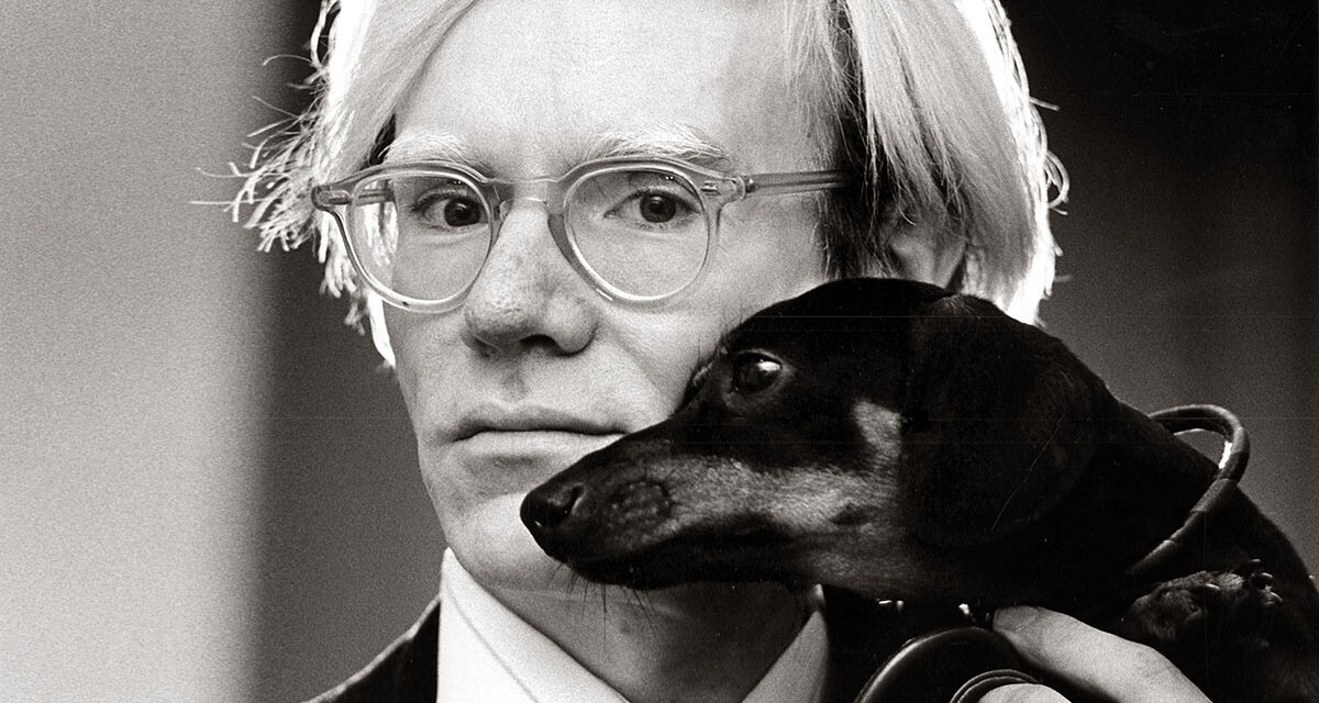 Bizarnost pro milovníky umění: Přímý přenos od hrobu Andyho Warhola